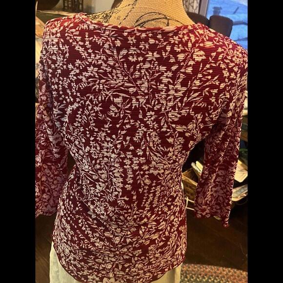 Apt 9 Cranberry And Crème Printed Blouse. 3/4 Length Sleeve And V Neck. Lined. - Picture 4 of 5